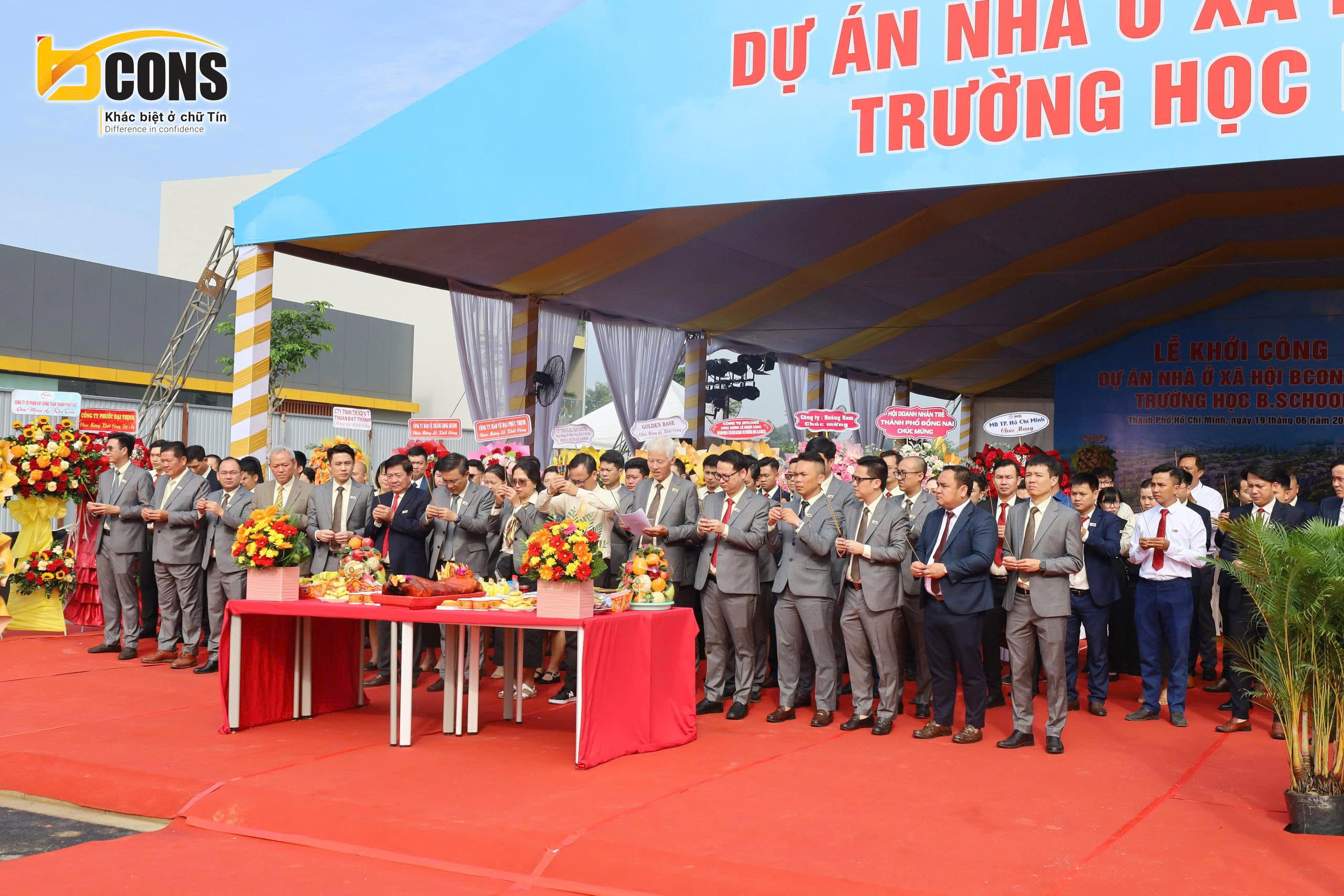 Đại diện Chủ đầu tư và chính quyền địa phương thực hiện nghi thức khởi công nhà ở xã hội Bcons tại Tân Uyên.