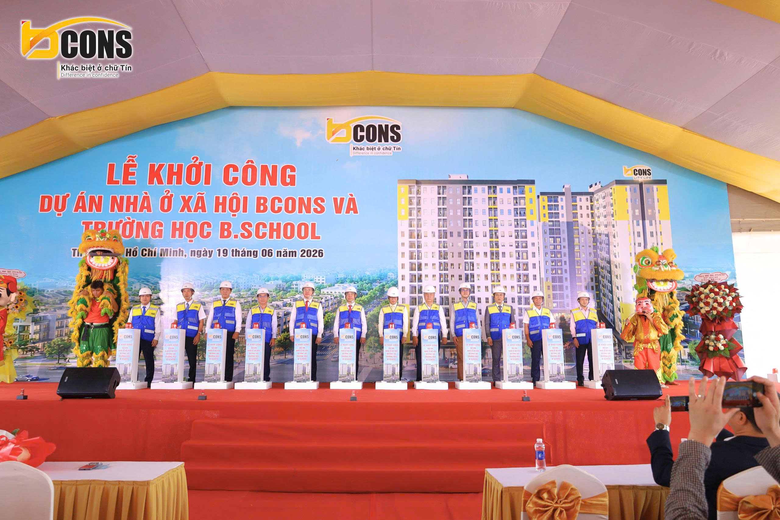 Đại diện Chủ đầu tư và chính quyền địa phương thực hiện nghi thức khởi công dự án Bcons City Life tại Tân Uyên.